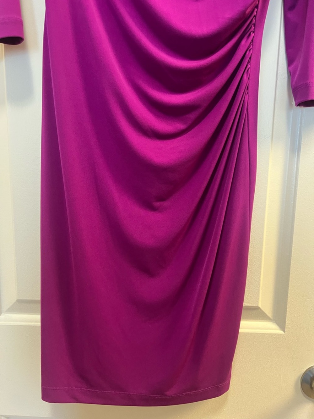 Tahari Magenta Ruched Dress Gold Chain Detail Size 8 Midi - Picture 3 of 5